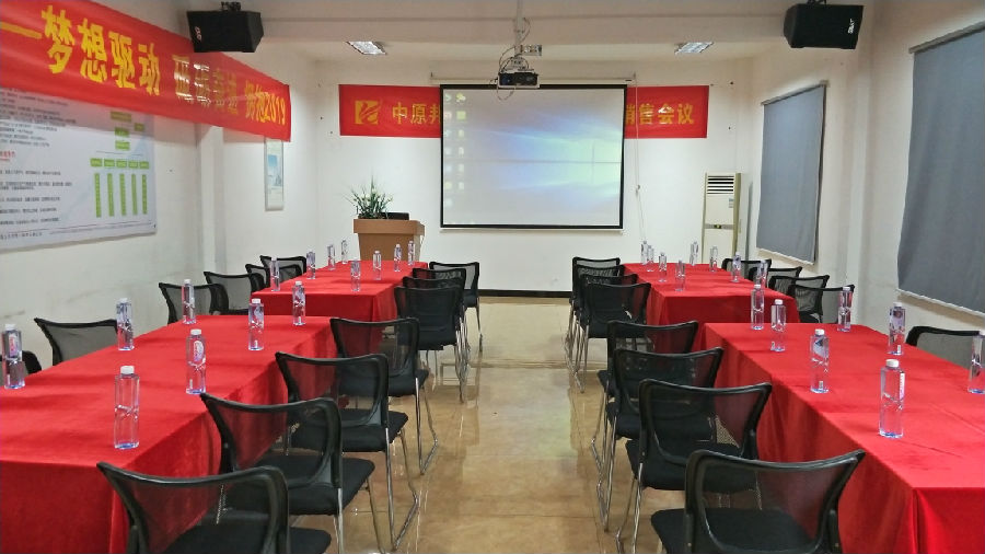 精心布置的(de)會(huì)場(chǎng).jpg