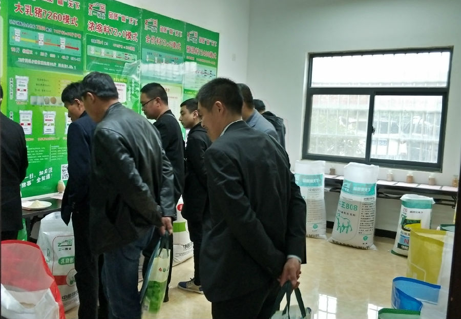 3、客戶參觀樣品展覽室.jpg